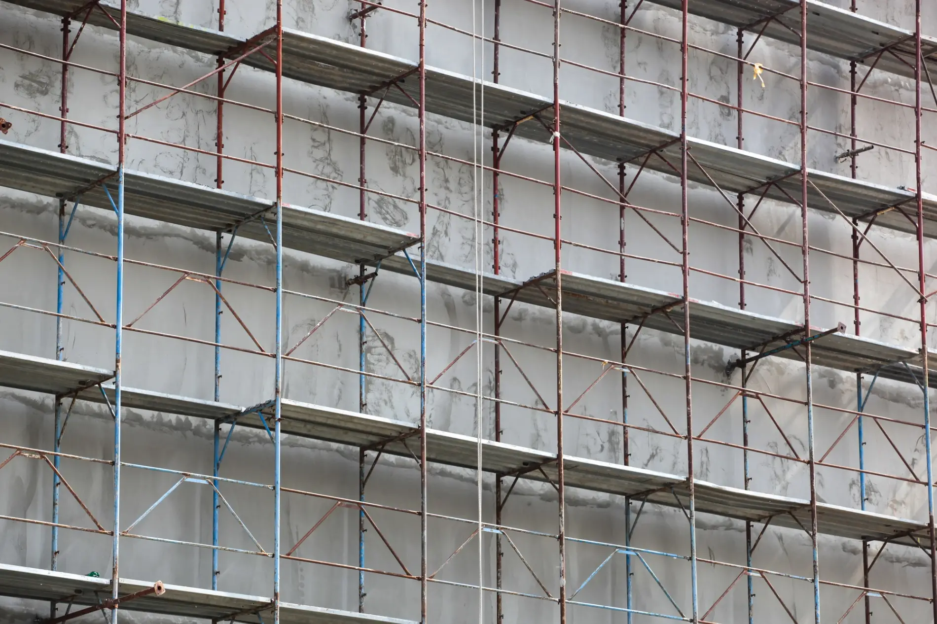 Échafaudage complexe augmentant le prix d'un ravalement de façade sur un immeuble