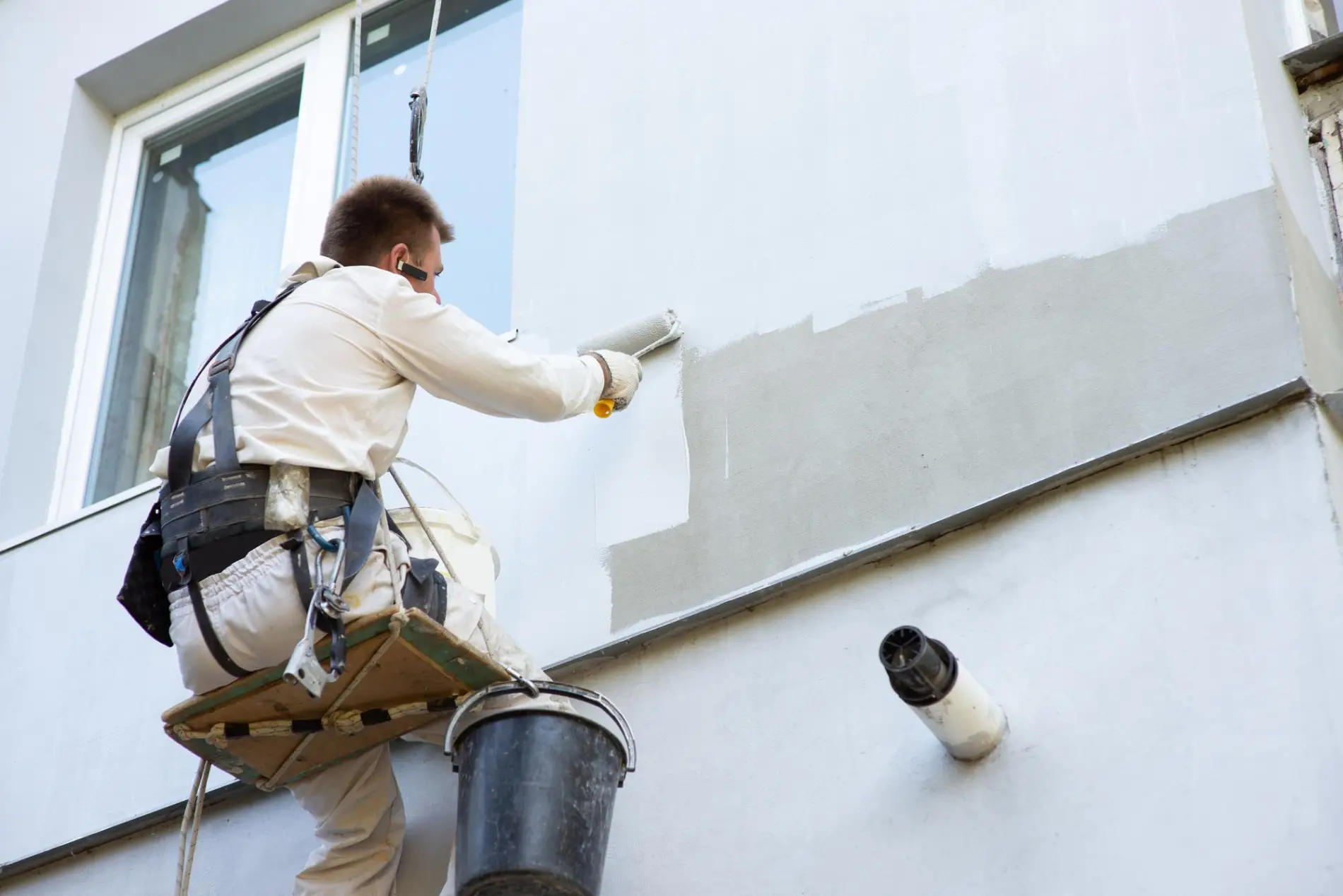 Artisan expérimenté appliquant un enduit de façade à Talence