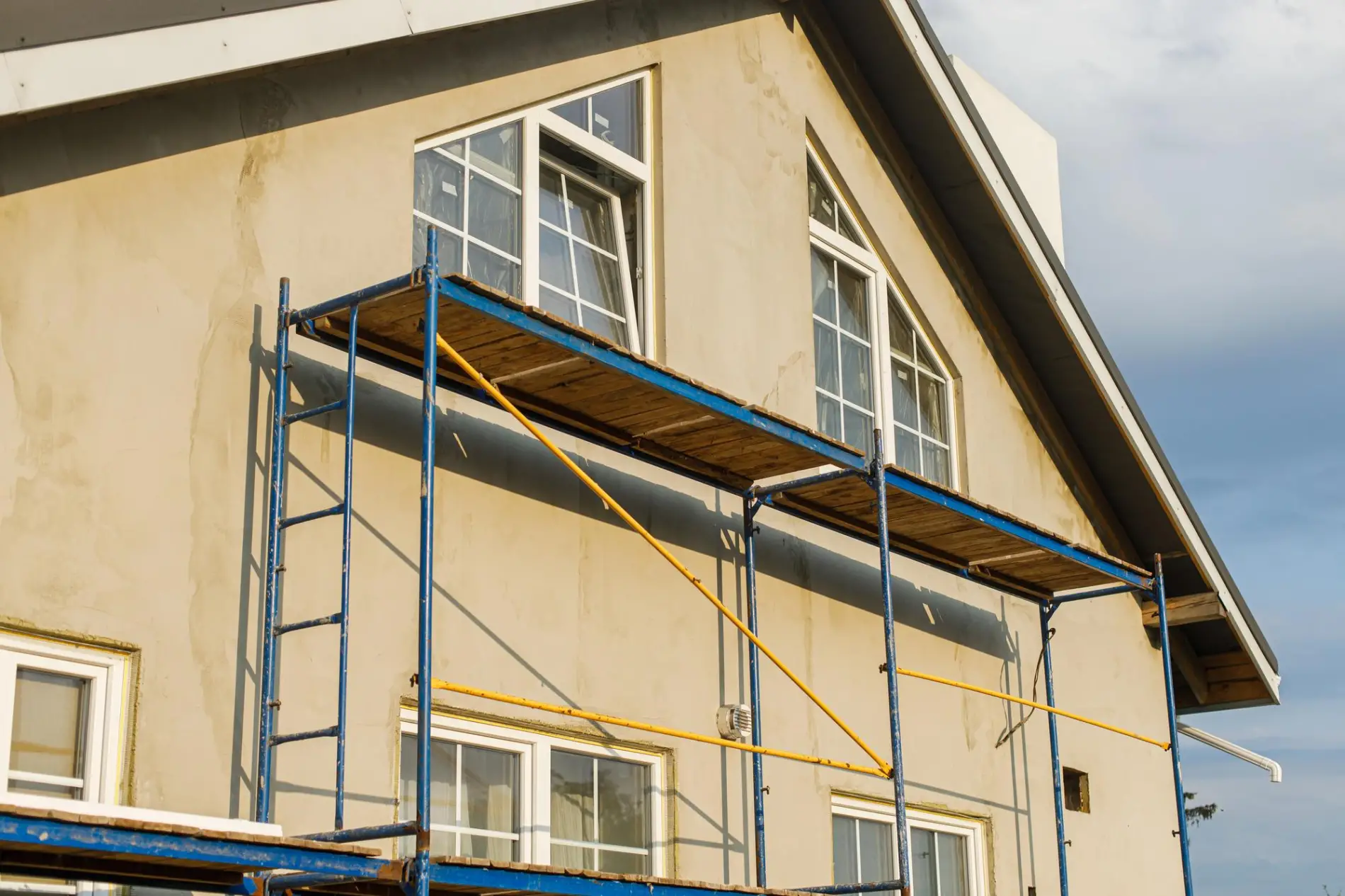 Chantier de ravalement de façade avec pose d'une isolation thermique par l'extérieur